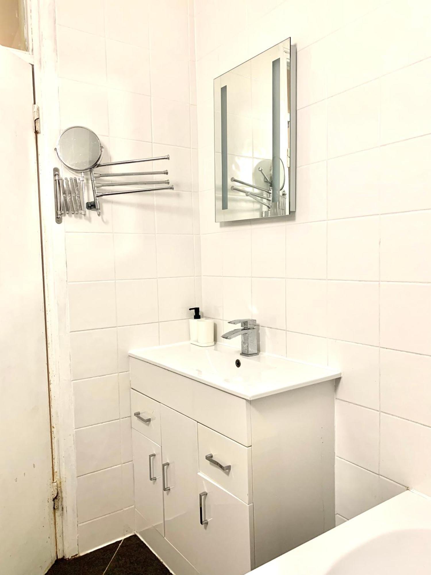 Cosy 2 Bedroom Apartment In Swiss Cottage. Londra Exterior foto